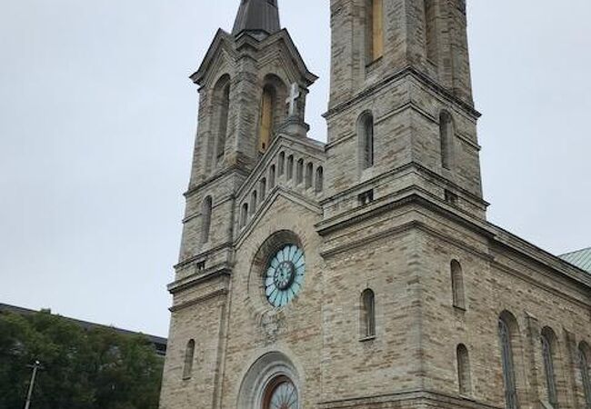 ２つの尖塔を持つ立派な教会