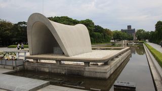 原爆死没者慰霊碑を囲む池