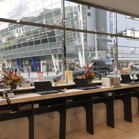 パソコンの前に写っている建物が釜山駅