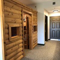 キャビンエリア、ベッドが３つとTVがあります。