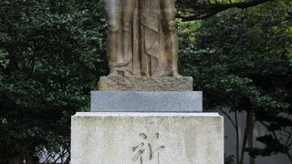 両親と幼子の像