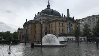 正面入口にはイプセン像