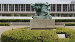 逆境を乗り越えていこうとするたくましい母子像