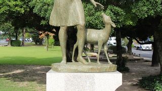 少女と子鹿のブロンズ像と湯川秀樹歌碑