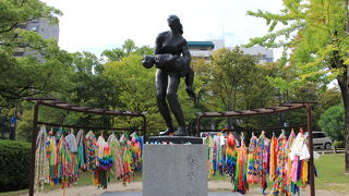 被爆した児童を抱きかかえる教師の像