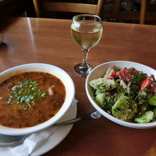 ハルチョー(スープ)、サラダ、ワインで、19ラリ弱でした