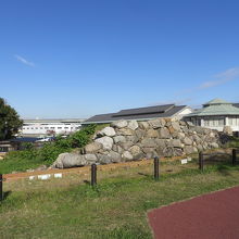 石垣の一部が残っている