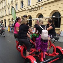 レストラン前を面白いバイクが通り過ぎて行きました