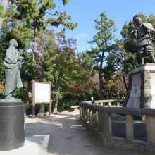 織田信長と濃姫の銅像