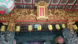 町中に突然現れます