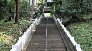 国道から階段を上がって行きましょう