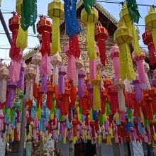 街の至る所にあるが、寺院内のカラフルなコムローイ