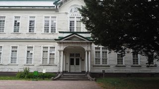 白い歴史ある洋風建築