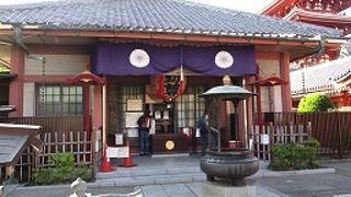 浅草寺の中でもひっそり建つ不動尊
