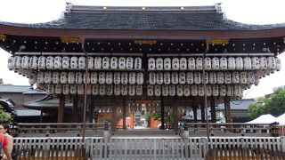 提灯が壮観！八坂神社の舞殿