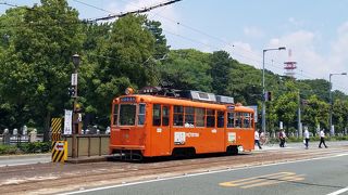 松山の街に溶け込む路面電車