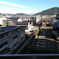 部屋からの眺めは、すぐ前が民家、お寺です。