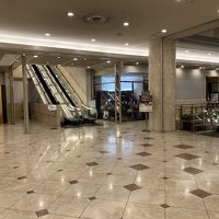 フロントは２階