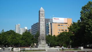 大きくて高い石の塔