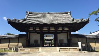 玄関にあたる門