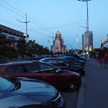 ヴァグザーリナ駅前、左手のKFC の通りにマックがあります。