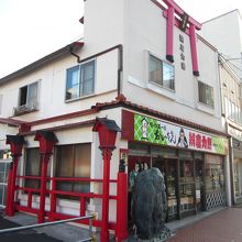 横にも赤い鳥居が目印！