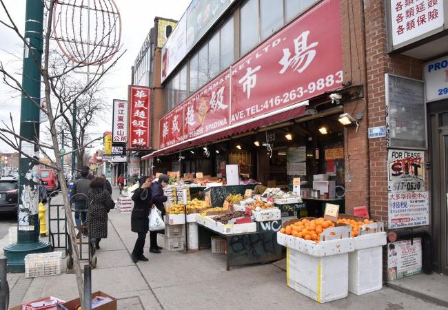 道路幅が広いので閑散とした印象だったが、中国語の文字や龍の柱を見てチャイナタウンと認識した