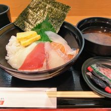 メニューの写真とは異なるネタの薄い海鮮丼