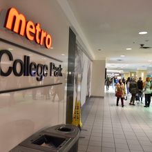 COLLEGE　PARKの文字はあちこちに