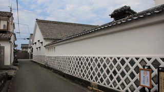 海鼠壁と白壁が綺麗な横丁