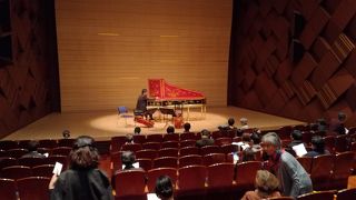 悪いホールではないが、古楽器の演奏会には向かない