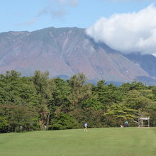 小高い広場の向こうには岩手山の美しい姿