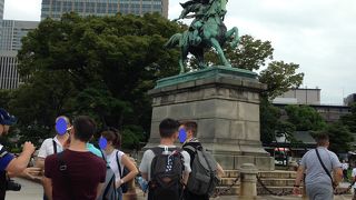 躍動感にあふれた素晴らしい銅像です