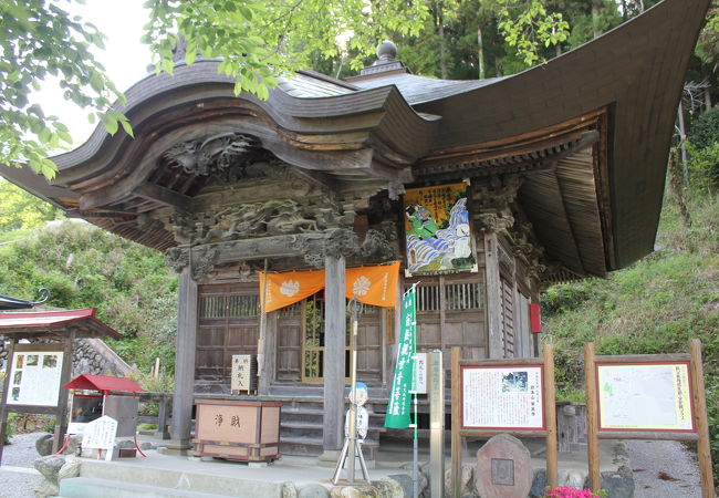 のどかな田園の中にあるお寺