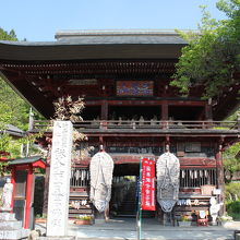 大きな草鞋が印象的な仁王門