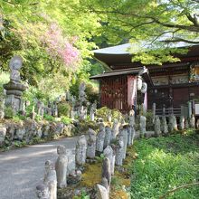 石仏が並ぶ境内