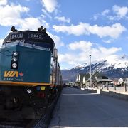 ザ・カナディアン号と雪のロッキー山脈を一緒に写せる駅