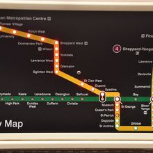 車内にある路線図と次の停車駅を示すランプ