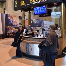 ユニオン駅中央のホールにある案内所