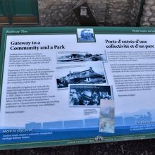 国立公園の最寄り駅である説明と歴史が英語とフランス語であった