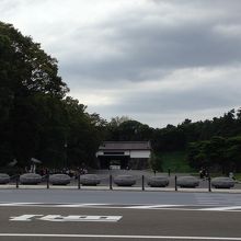 遠くに見える桜田門へ続く橋です
