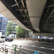 首都高速道路と交差