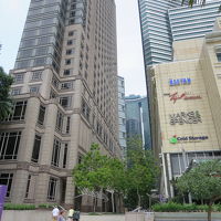 通路を挟んで伊勢丹のロゴが見える建物です