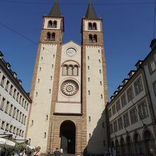 青空に映えています