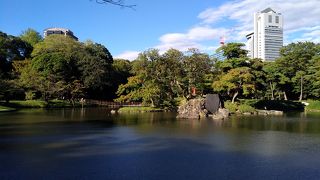 大泉水の真ん中にある