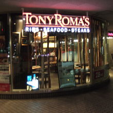 金魚鉢のようにガラス張りです