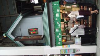 行列必至の羊羹屋