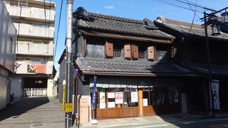 蔵の１階。超渋い。さすが蔵の街の観光案内所。