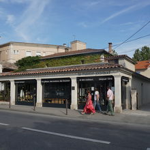店はバスも走るキャトル・オタージュ通り沿い