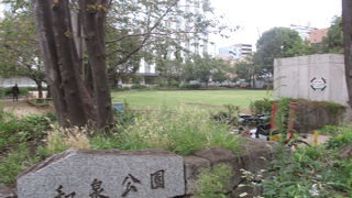 お手洗いやベンチもありました